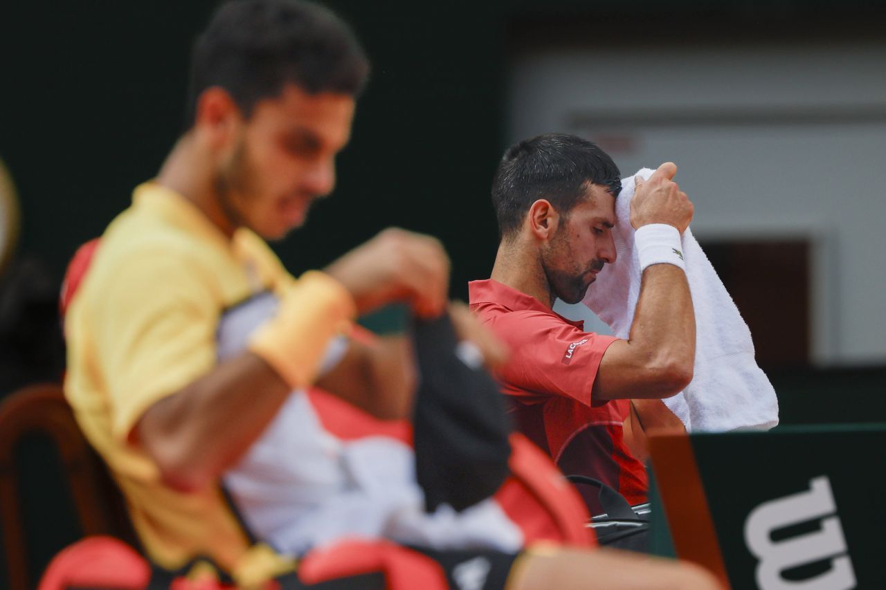 A făcut o pauză de la celebrul regim. Imagini rarisime cu Novak Djokovic sărbătorind medalia de aur cucerită la Paris_4