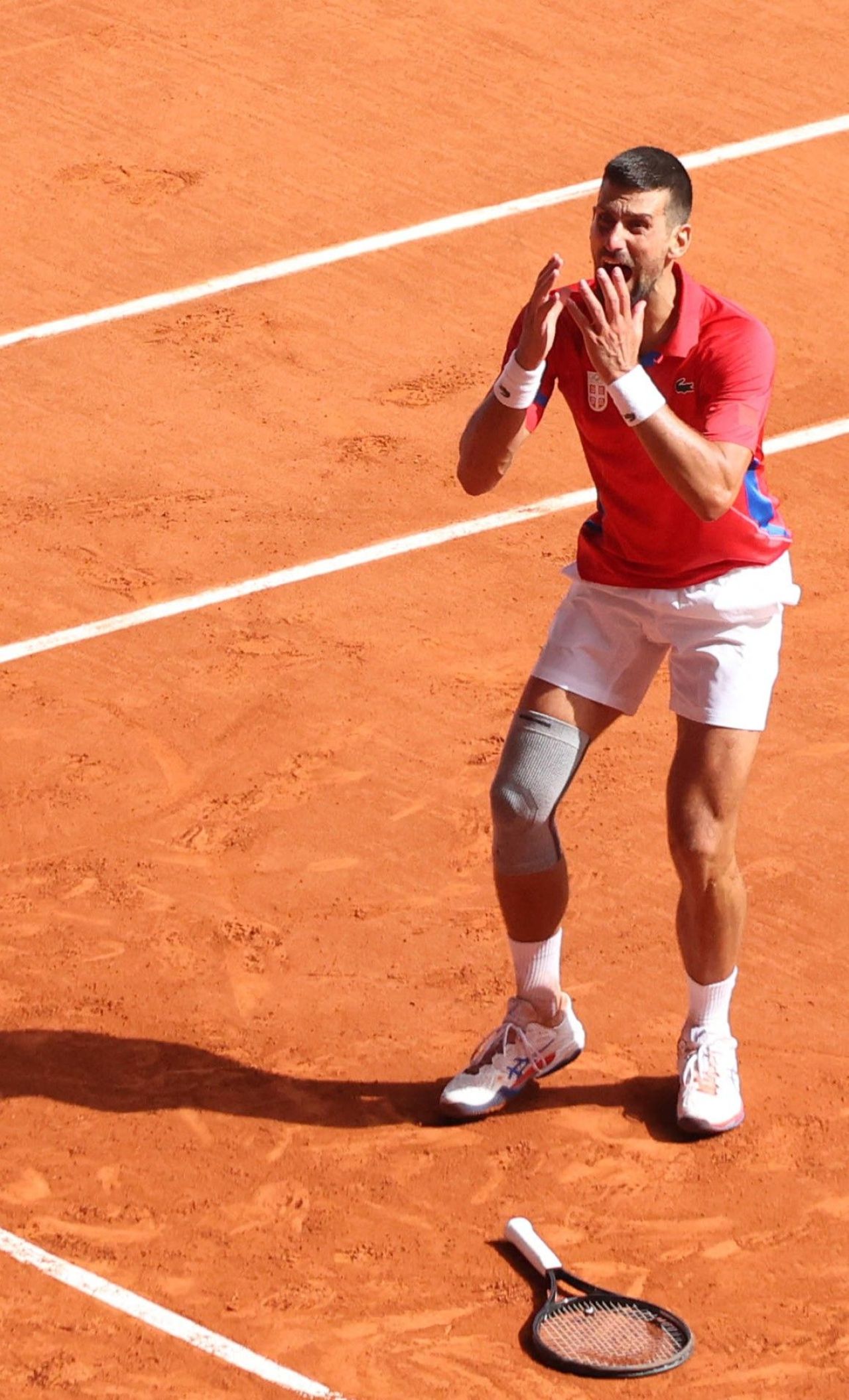 A făcut o pauză de la celebrul regim. Imagini rarisime cu Novak Djokovic sărbătorind medalia de aur cucerită la Paris_7