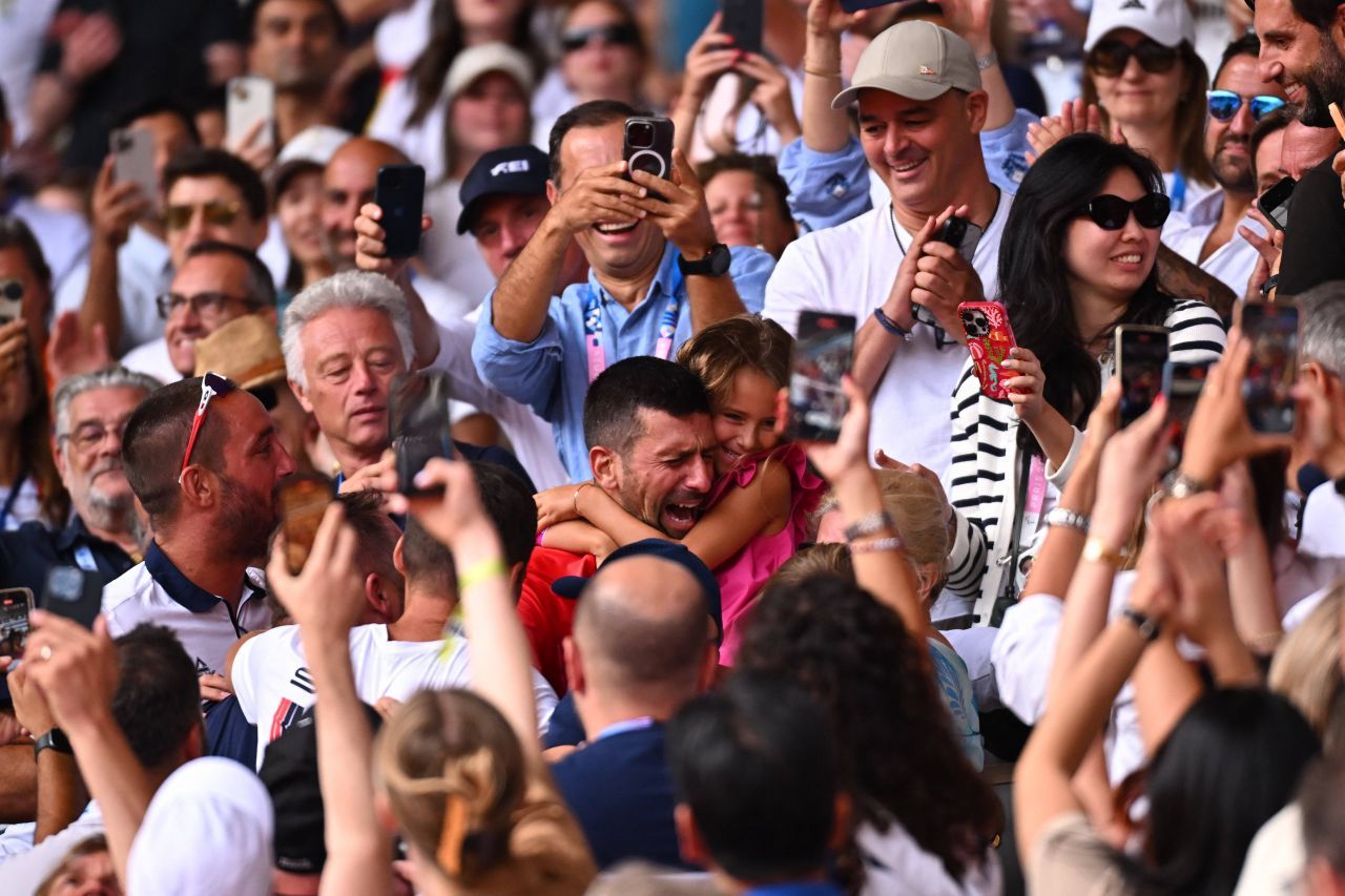 A făcut o pauză de la celebrul regim. Imagini rarisime cu Novak Djokovic sărbătorind medalia de aur cucerită la Paris_8