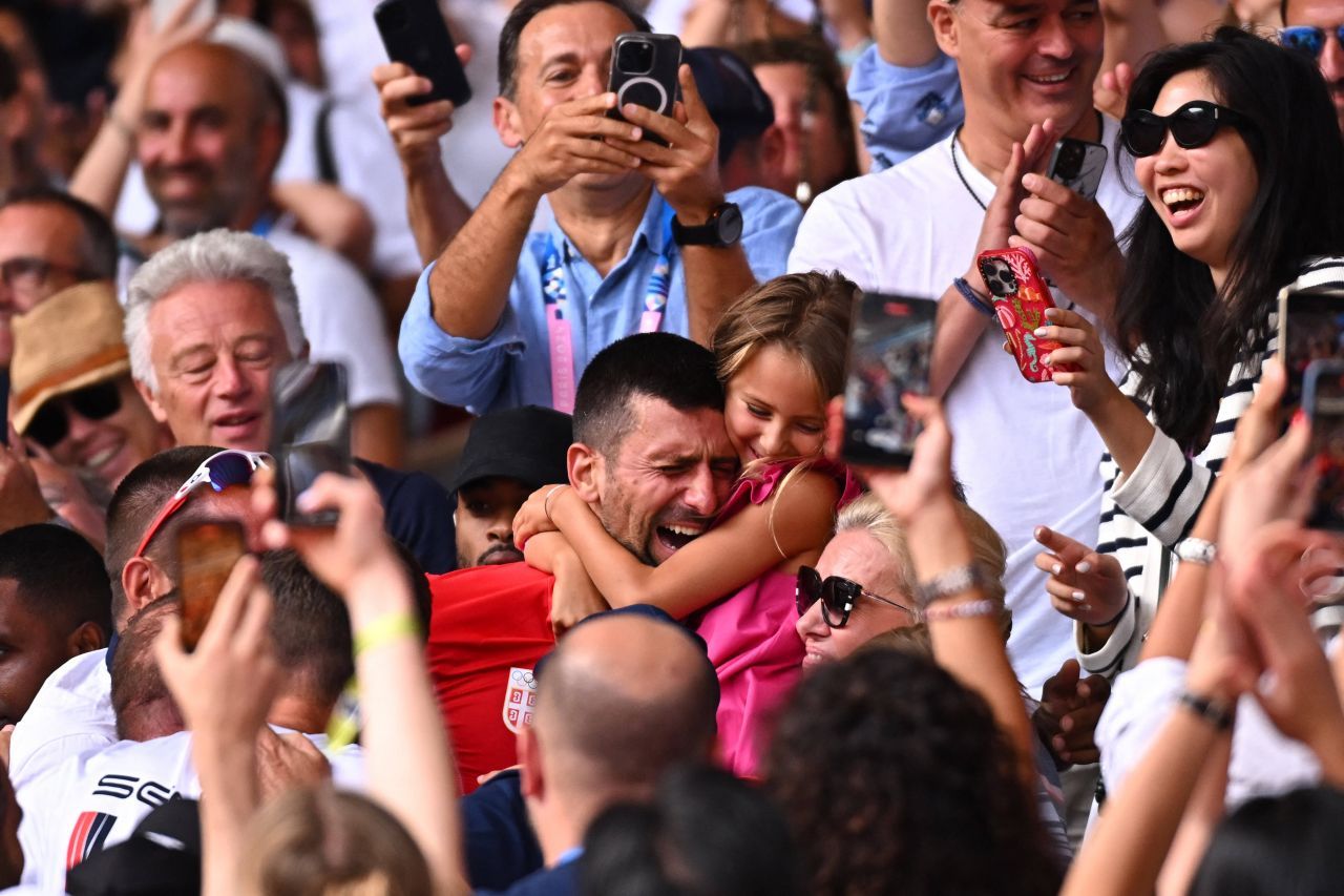 A făcut o pauză de la celebrul regim. Imagini rarisime cu Novak Djokovic sărbătorind medalia de aur cucerită la Paris_10