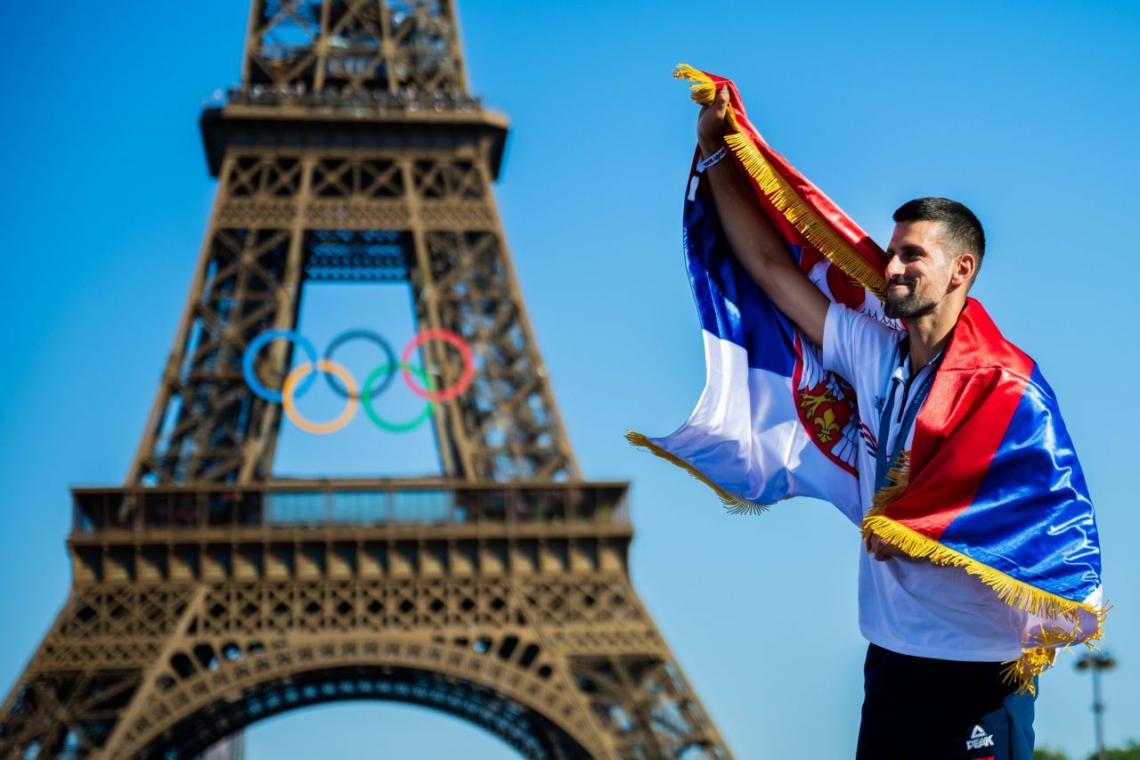 A făcut o pauză de la celebrul regim. Imagini rarisime cu Novak Djokovic sărbătorind medalia de aur cucerită la Paris_13