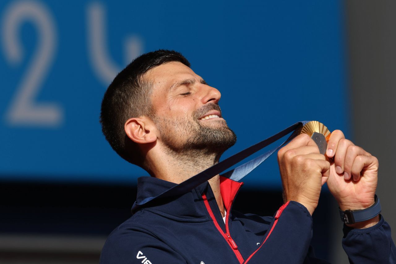 A făcut o pauză de la celebrul regim. Imagini rarisime cu Novak Djokovic sărbătorind medalia de aur cucerită la Paris_1