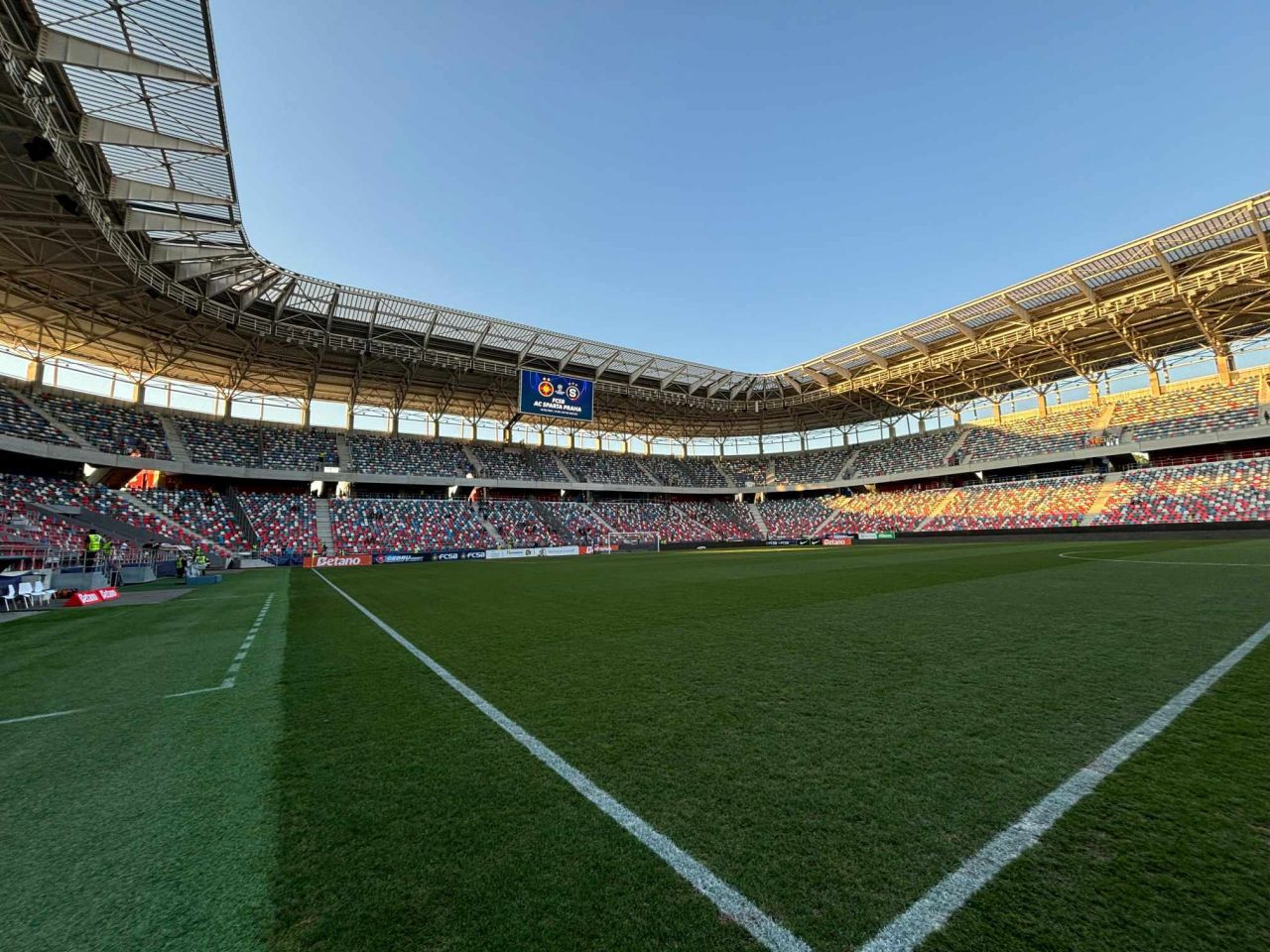 Cum arată gazonul de pe stadionul din Ghencea cu două ore &icirc;nainte de FCSB - Sparta Praga (21:30, LIVE pe VOYO și PRO TV)