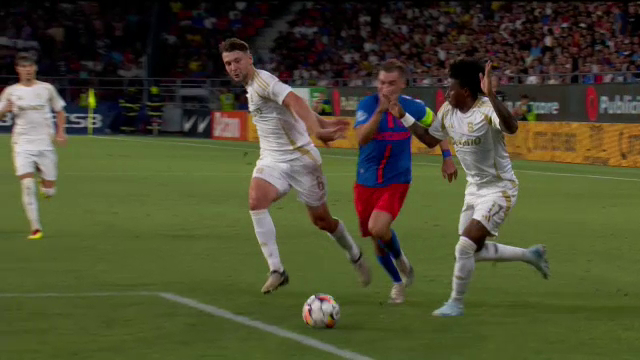 Fază controversată în FCSB - Sparta Praga! Campioana României a cerut un penalty_3