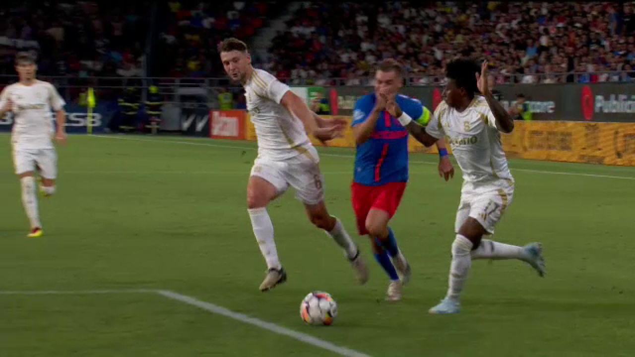 Fază controversată în FCSB - Sparta Praga! Campioana României a cerut un penalty_3