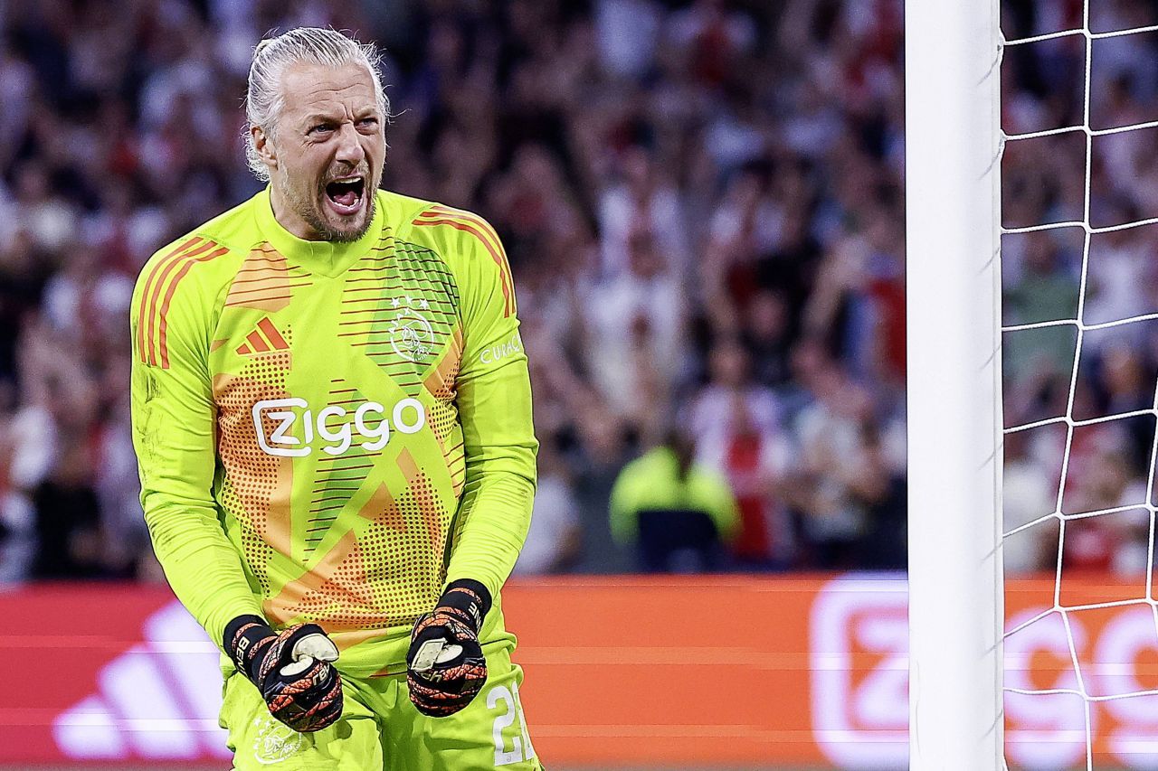 Ajax s-a calificat în play-off-ul Europa League după 34 de lovituri de departajare! Portarul de 40 de ani a apărat 5 și a transformat_1