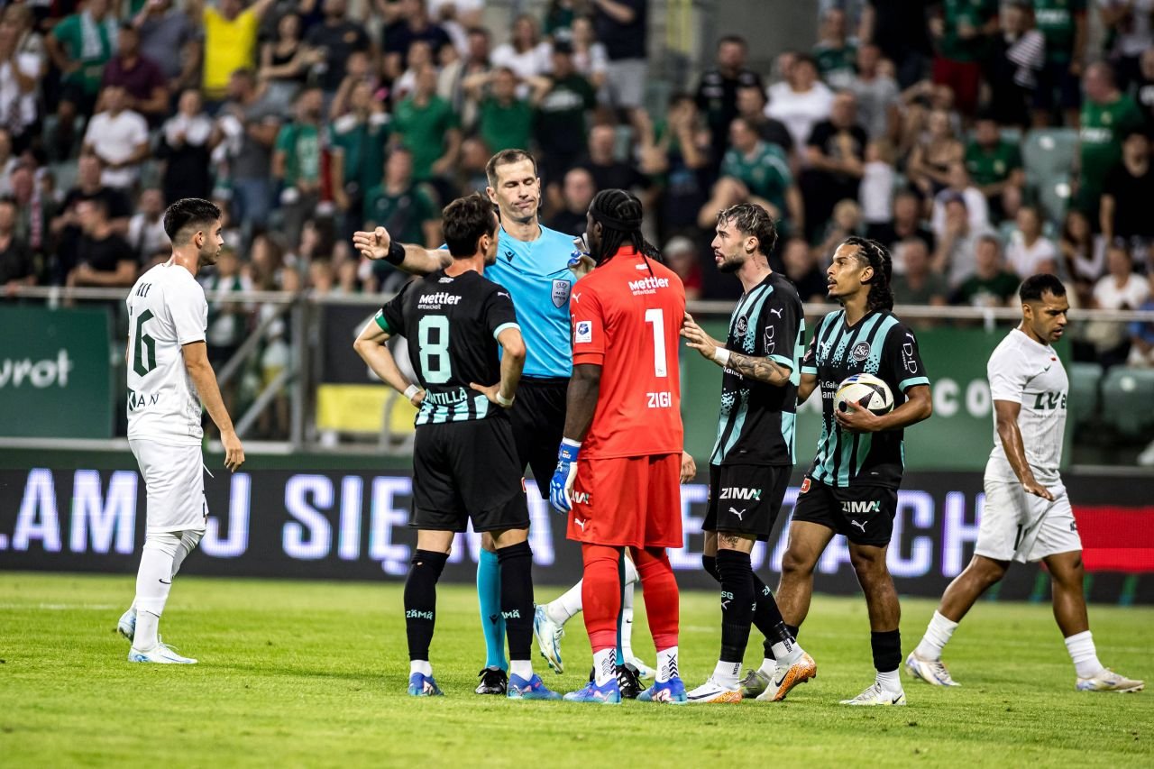 Nebunie totală &icirc;n Europa! Meci prelungit cu 25 de minute, scandal de rasism, trei eliminări și gol decisiv marcat pe final