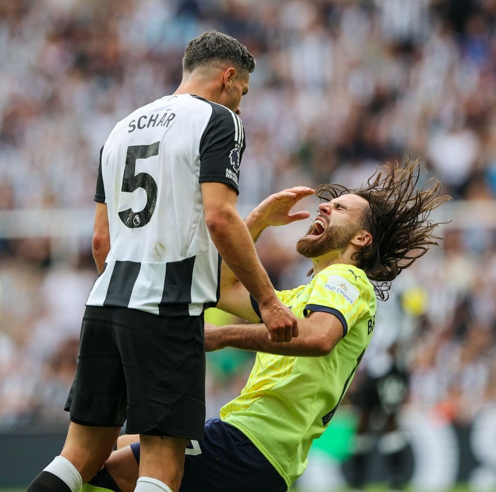 Cartonașul roșu din Premier League a stârnit o controversă în Anglia: 