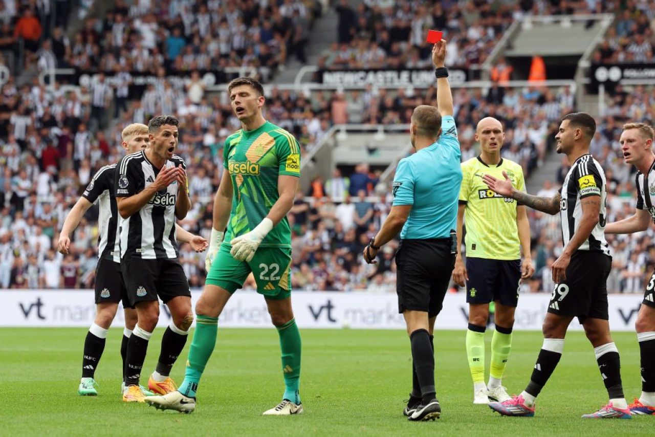 Cartonașul roșu din Premier League a stârnit o controversă în Anglia: