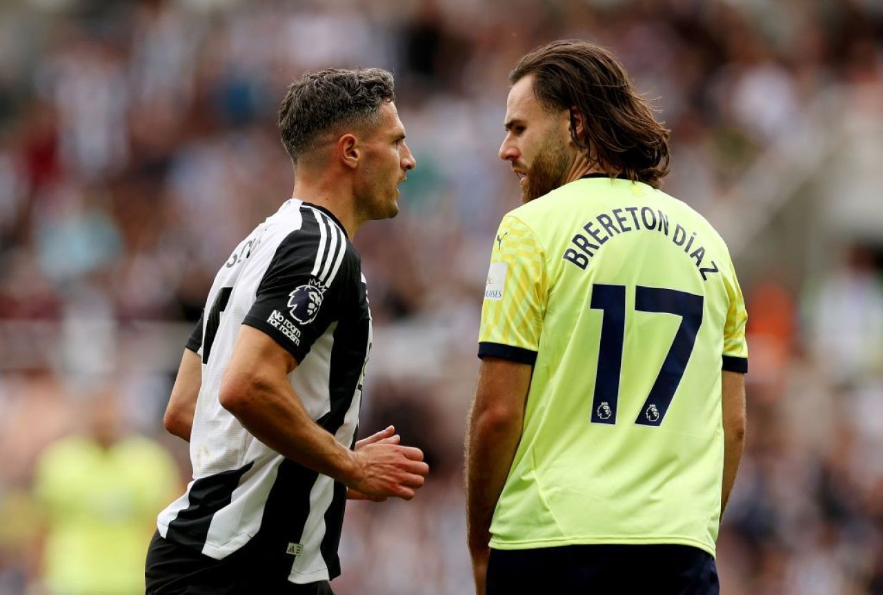 Cartonașul roșu din Premier League a stârnit o controversă în Anglia: