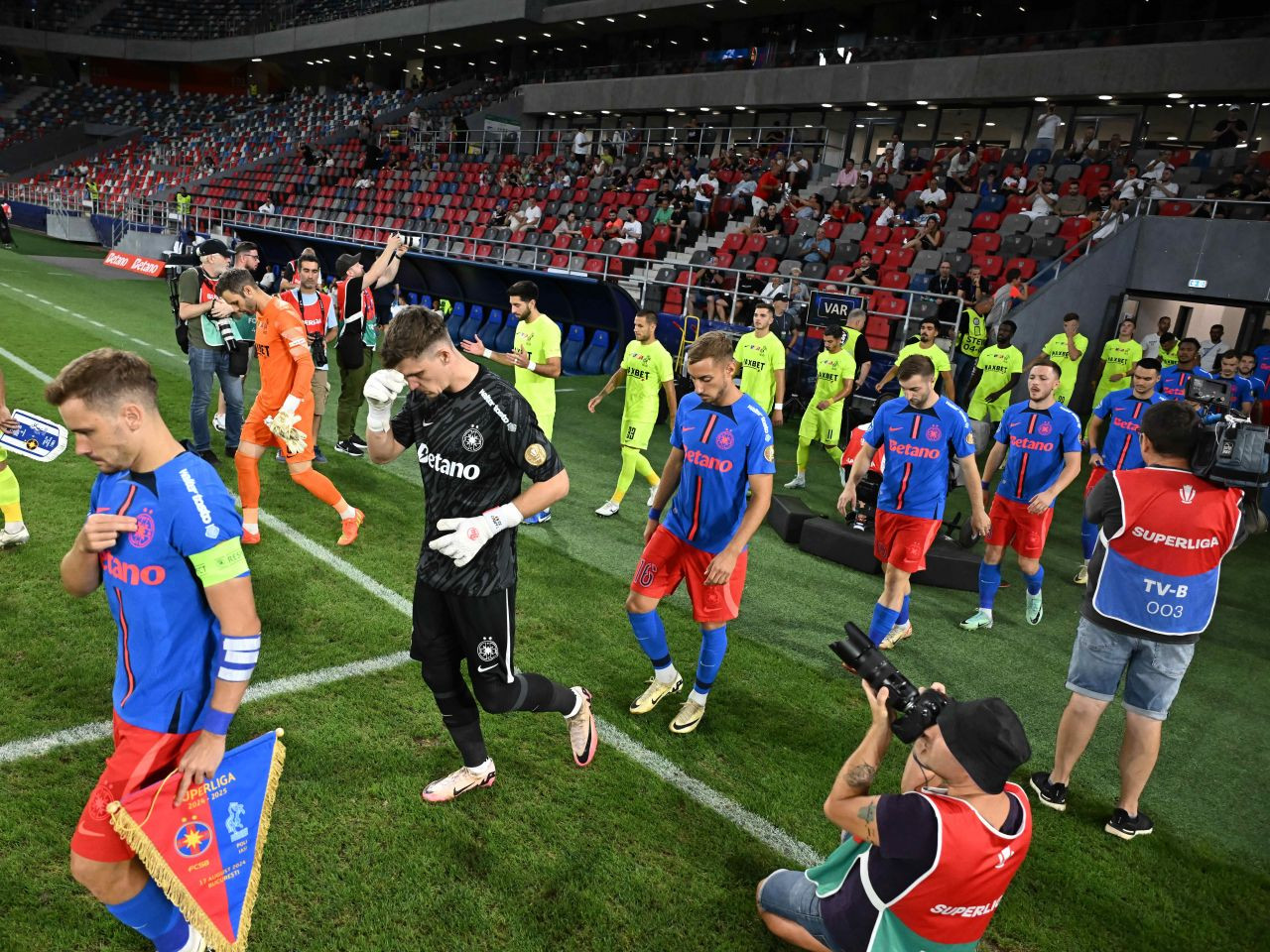 Se cred cei mai buni din Rom&amp;acirc;nia, dar nu &amp;icirc;i vrea nimeni &amp;icirc;n Occident. De ce?