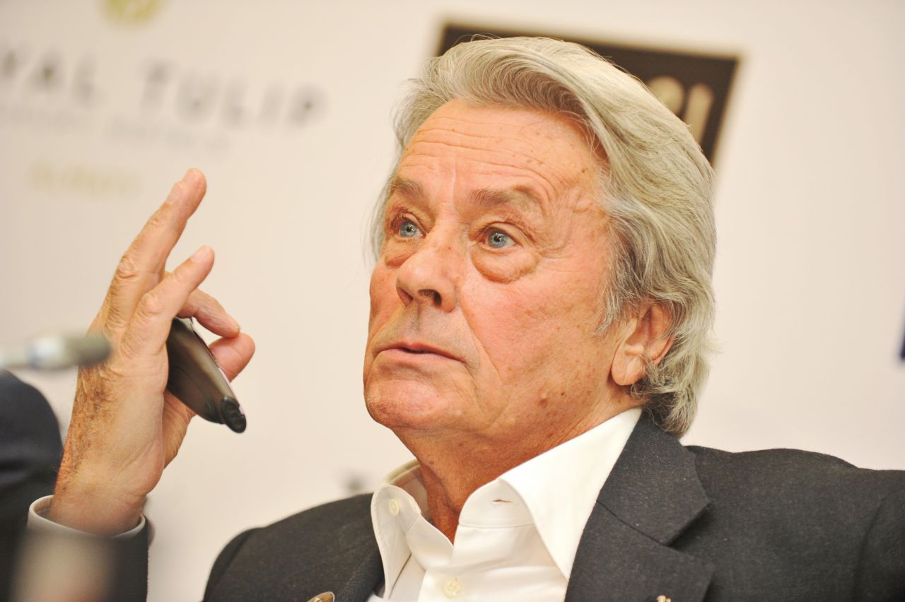 Alain Delon a murit. Episodul din Japonia, când și-a susținut idolul din Formula 1, aflat în duel cu Ayrton Senna.