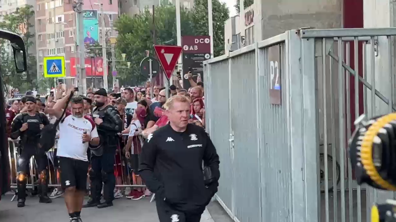 Neil Lennon, luat &icirc;n primire de fanii Rapidului &icirc;naintea derby-ului cu Dinamo: &rdquo;Bagă-l, bă!&rdquo;