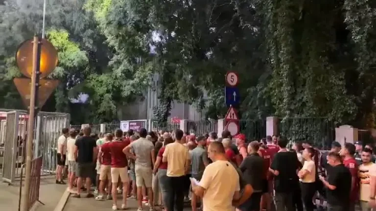 Cozi imense la intrarea &icirc;n stadion, &icirc;nainte de Rapid - Dinamo (18/08/2024)