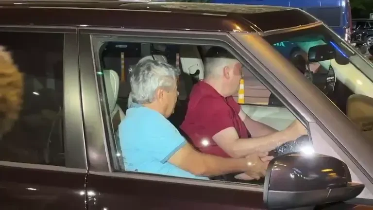 Mircea Lucescu gesticulează nervos &icirc;nainte de Rapid - Dinamo, nemulțumit de măsurile Jandarmeriei