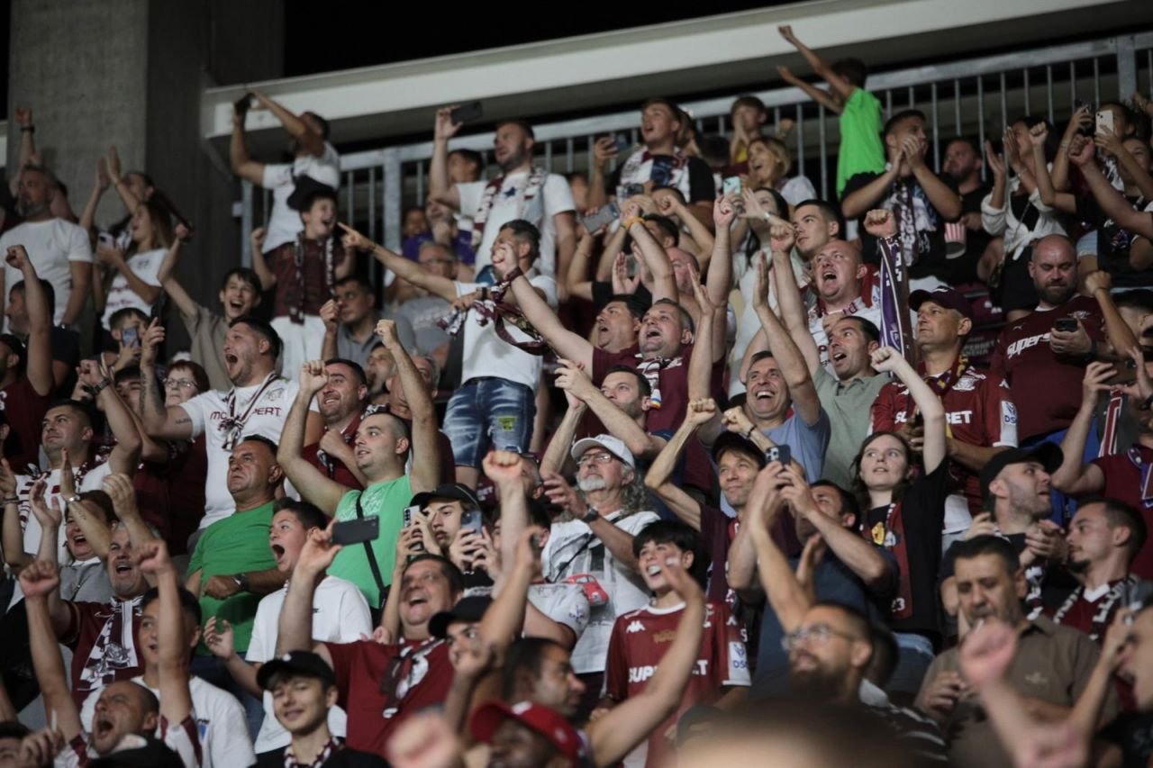 Cine a afișat bannerele în care Marius Șumudică a fost atacat în timpul derby-ului Rapid - Dinamo: ”Face mai mult rău decât bine!”_5