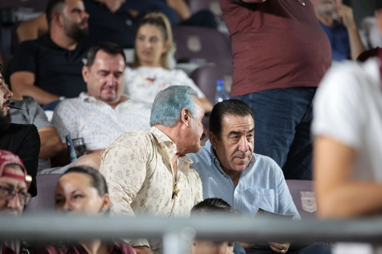 Fostul patron al Rapidului, apariție excentrică la derby-ul cu Dinamo! S-a vopsit albastru_4