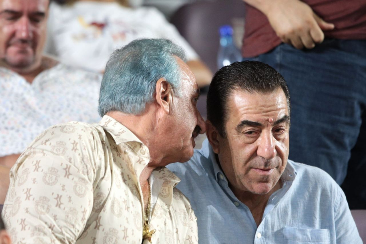 Fostul patron al Rapidului, apariție excentrică la derby-ul cu Dinamo! S-a vopsit albastru_5