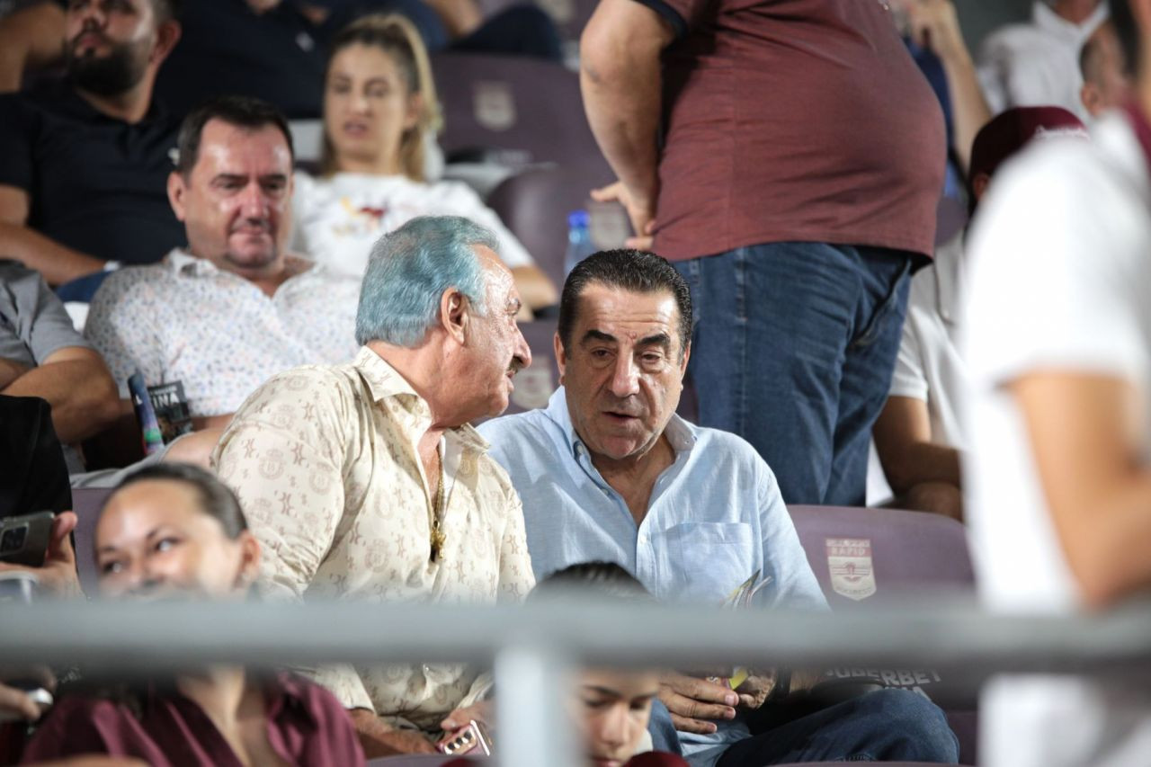 Fostul patron al Rapidului, apariție excentrică la derby-ul cu Dinamo! S-a vopsit albastru_6