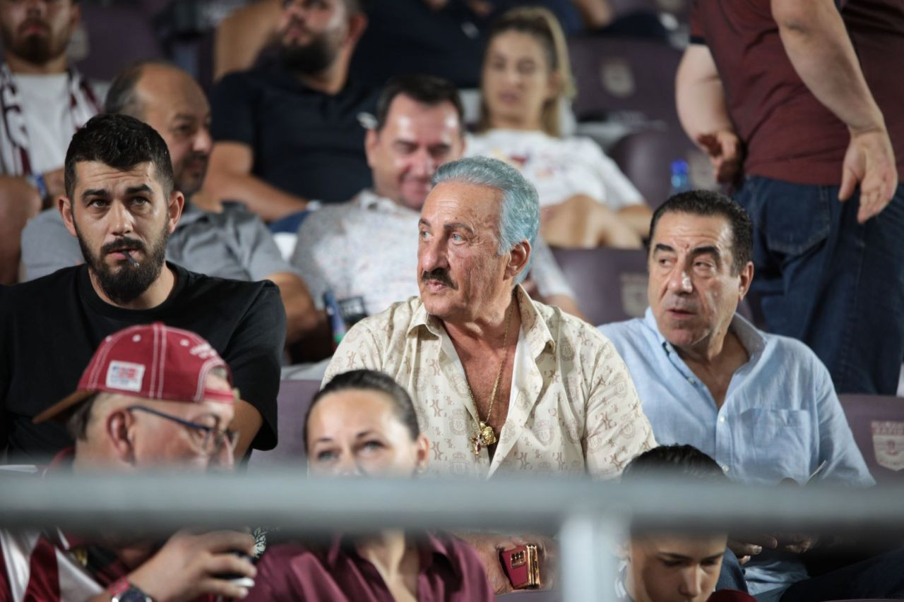 Fostul patron al Rapidului, apariție excentrică la derby-ul cu Dinamo! S-a vopsit albastru_7