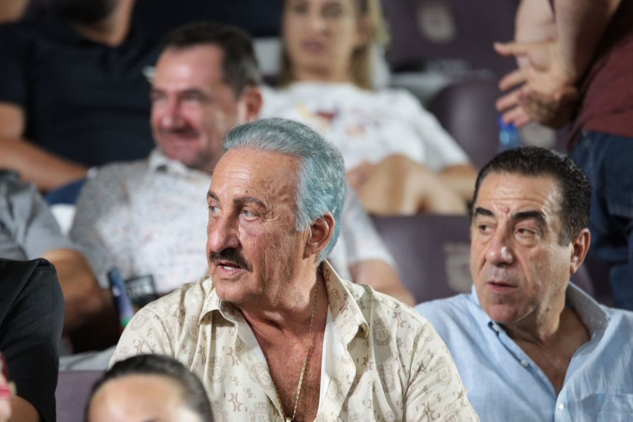 Fostul patron al Rapidului, apariție excentrică la derby-ul cu Dinamo! S-a vopsit albastru_8