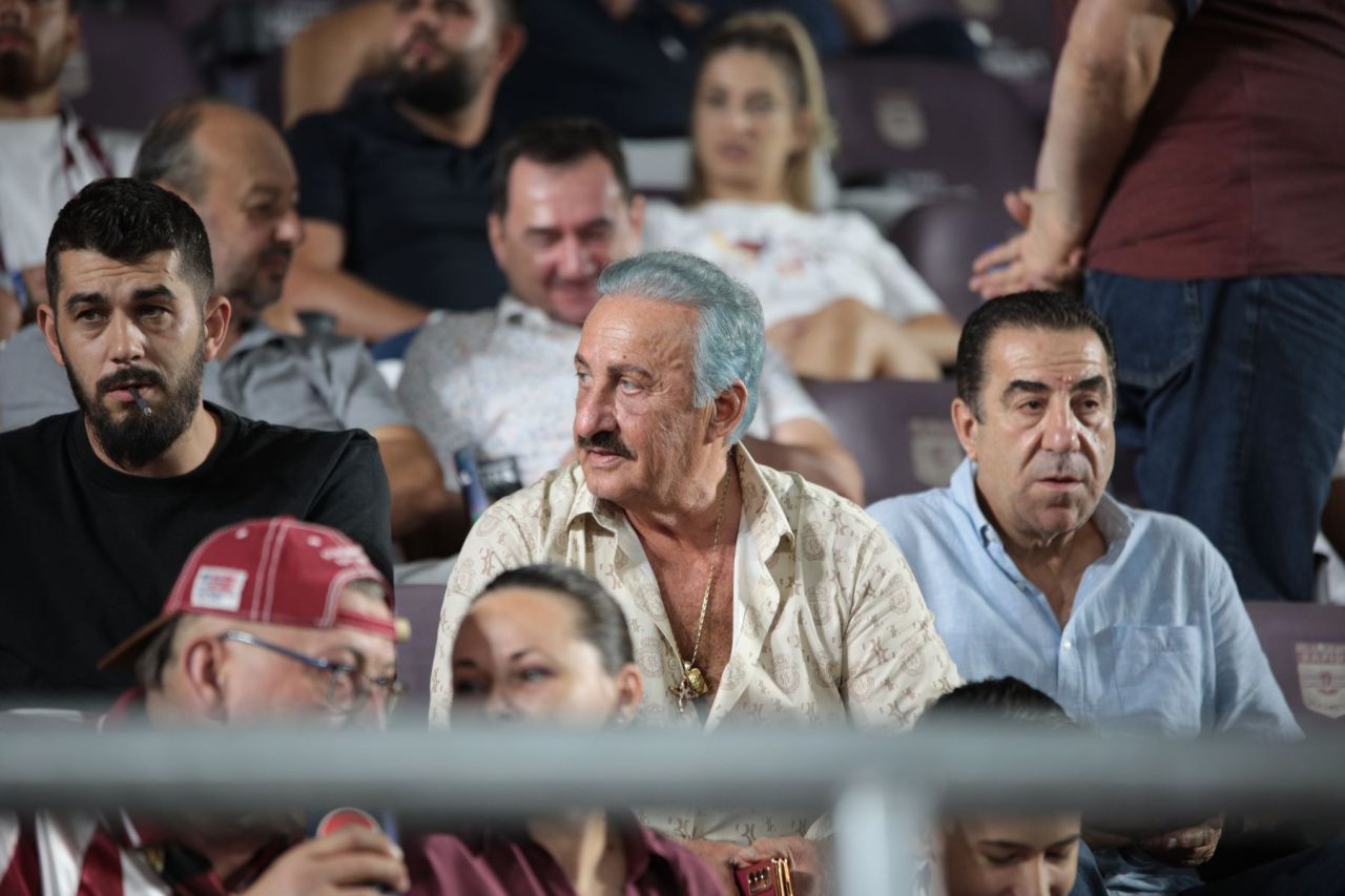 Fostul patron al Rapidului, apariție excentrică la derby-ul cu Dinamo! S-a vopsit albastru_1
