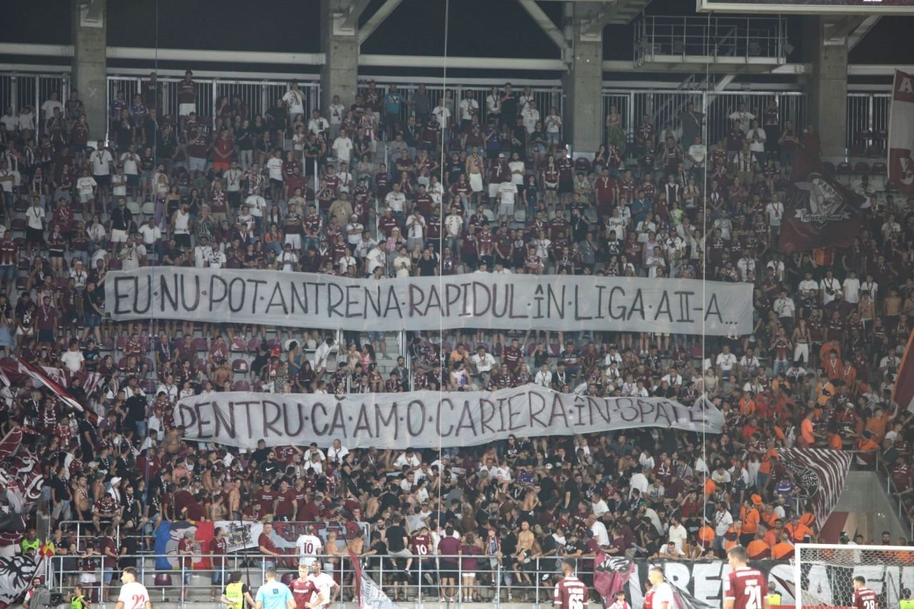 Cine a afișat bannerele în care Marius Șumudică a fost atacat în timpul derby-ului Rapid - Dinamo: ”Face mai mult rău decât bine!”_6