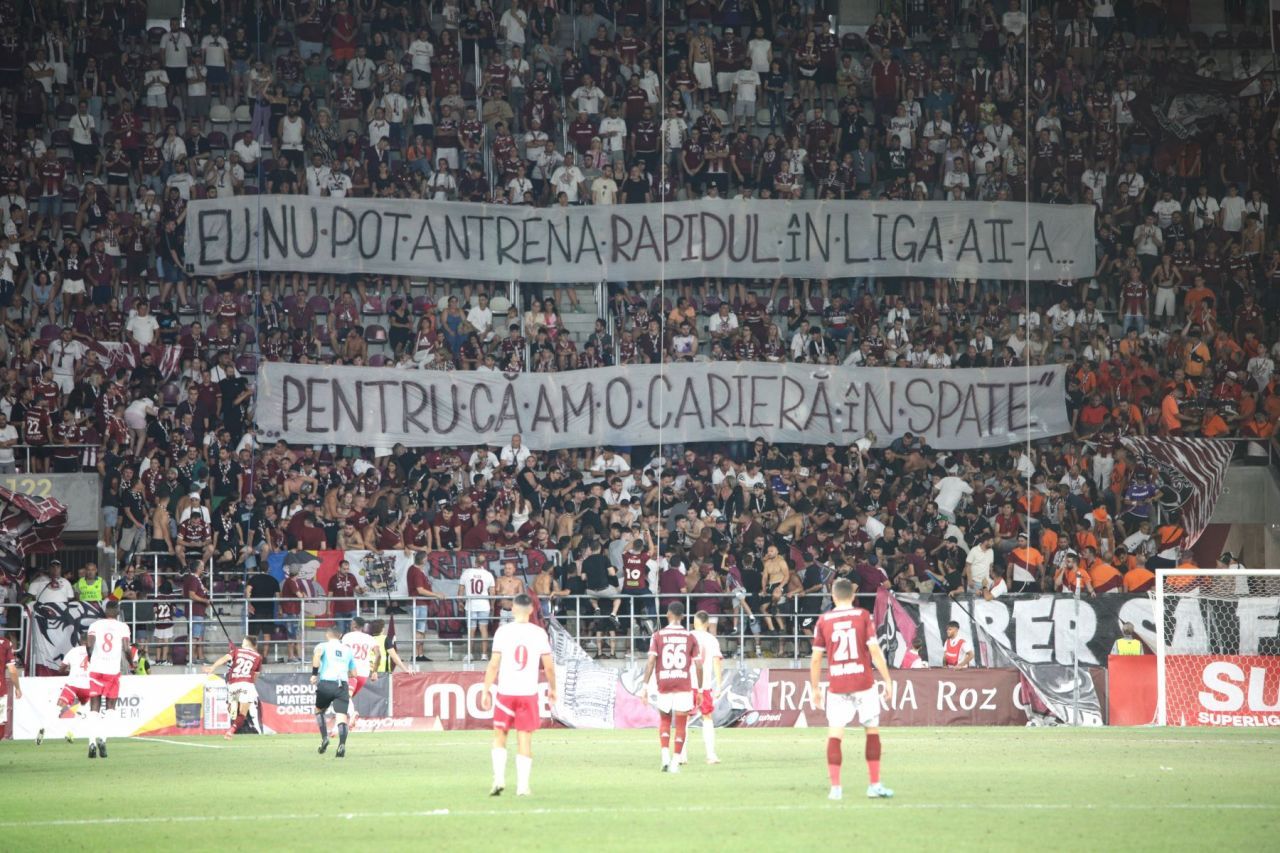 Cine a afișat bannerele în care Marius Șumudică a fost atacat în timpul derby-ului Rapid - Dinamo: ”Face mai mult rău decât bine!”_7