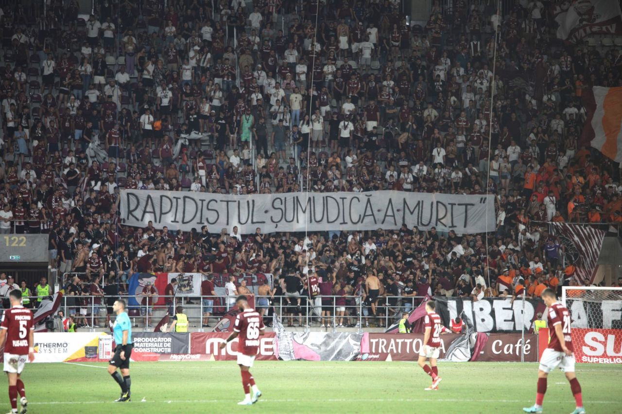 Cine a afișat bannerele în care Marius Șumudică a fost atacat în timpul derby-ului Rapid - Dinamo: ”Face mai mult rău decât bine!”_1