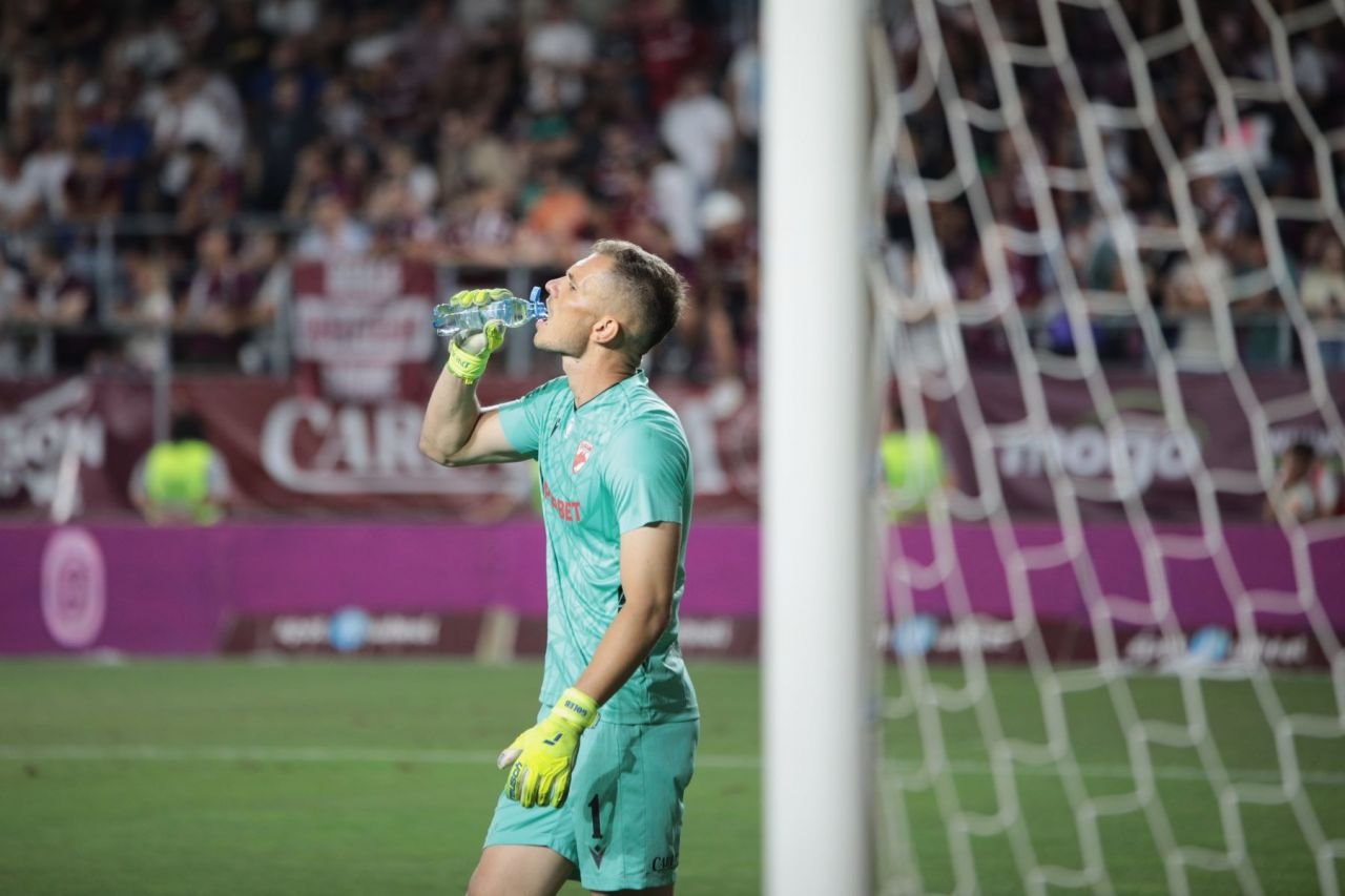 Remiza dintre Rapid și Dinamo, în imagini. Spectacol roș-alb-vișiniu, pe gazon și în tribune_52