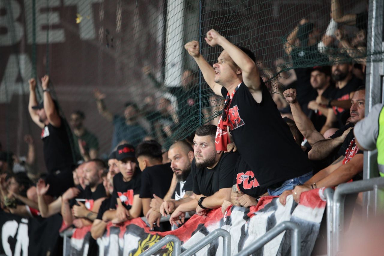 Fericiți de remiza din Giulești, câțiva fani dinamoviști au vrut să