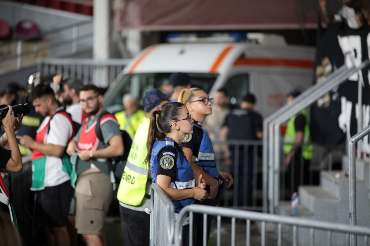 Fericiți de remiza din Giulești, c&acirc;țiva fani dinamoviști au vrut să agațe jandarmerițele care &icirc;i păzeau