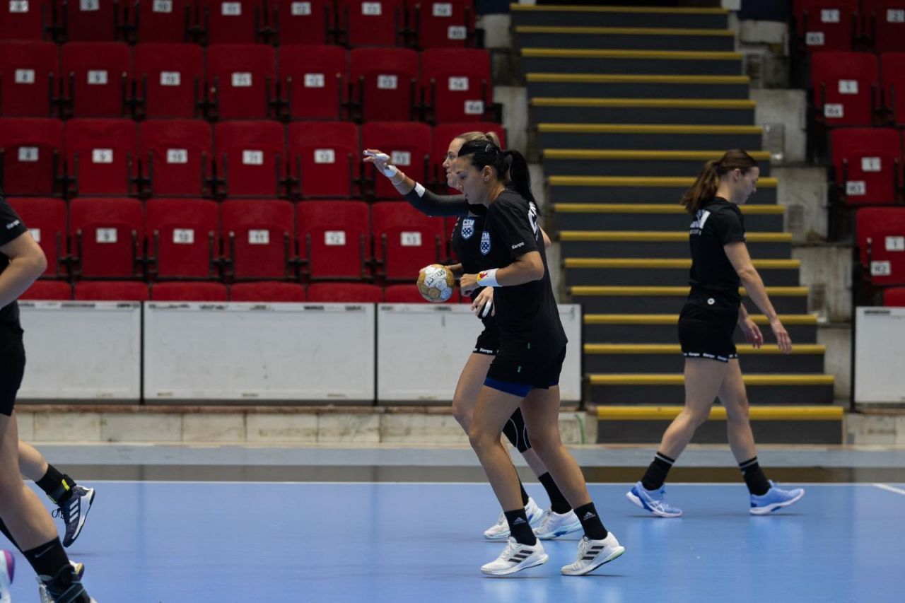 Rapid - Gloria Bistrița 28-36. Echipa lui Pera s-a calificat în finala Supercupei României la handbal feminin. Meciul a fost LIVE pe Pro Arena și VOYO_2
