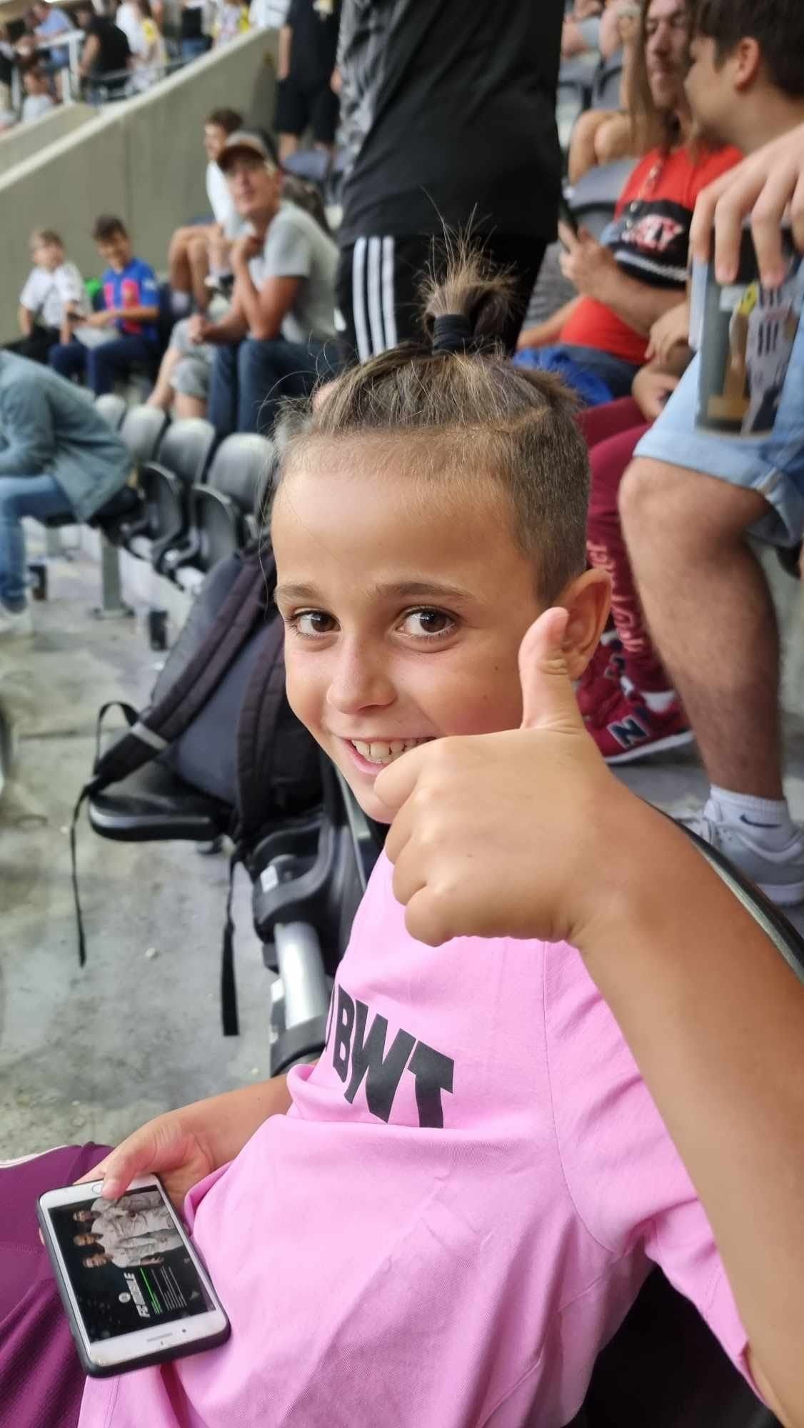 Cine este copilul român din Linz care a intrat pe teren de mână cu Darius Olaru înainte de LASK - FCSB. ”Hai, puștiule, că vii cu mine!”_5