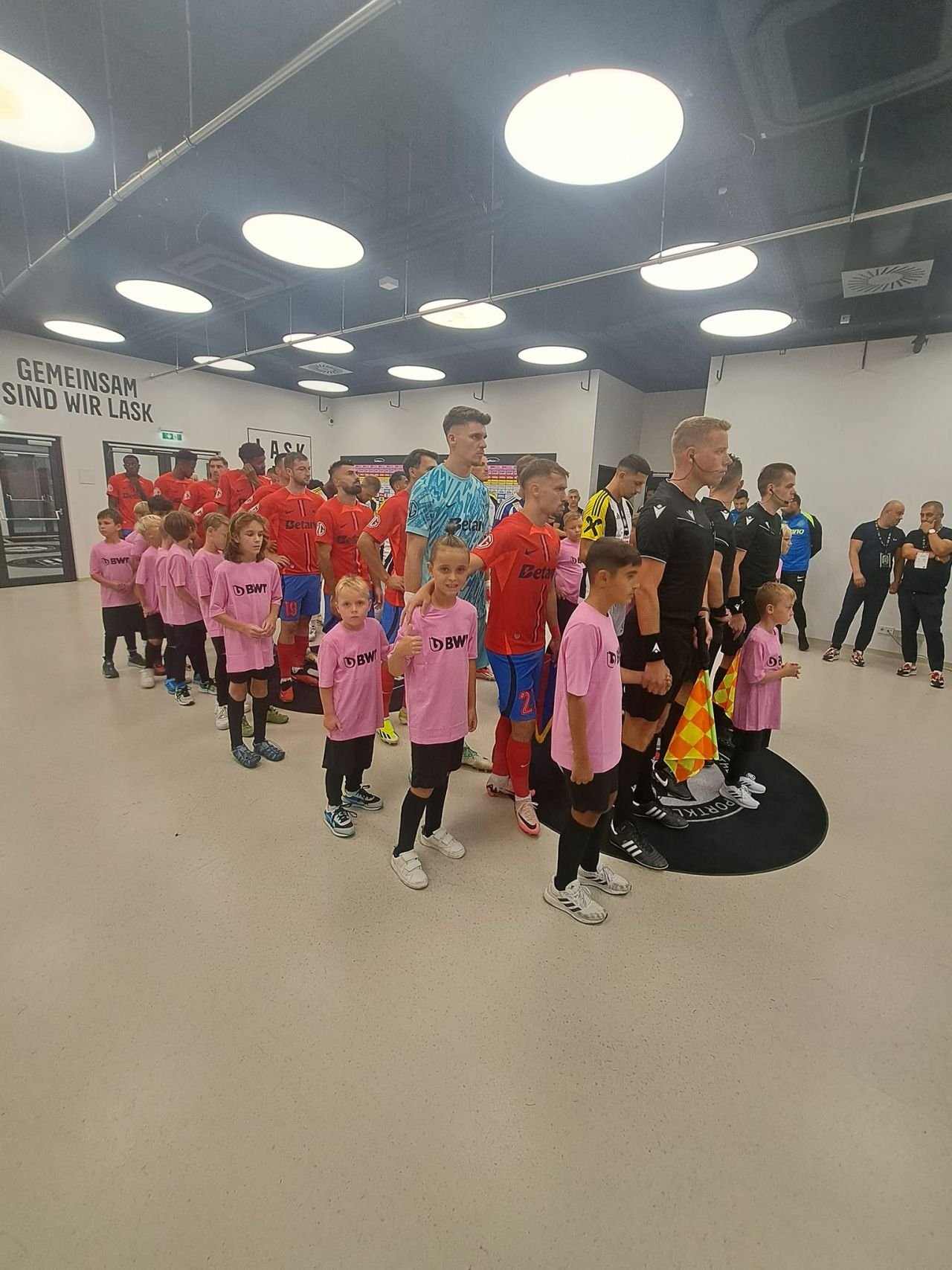 Cine este copilul român din Linz care a intrat pe teren de mână cu Darius Olaru înainte de LASK - FCSB. ”Hai, puștiule, că vii cu mine!”_3