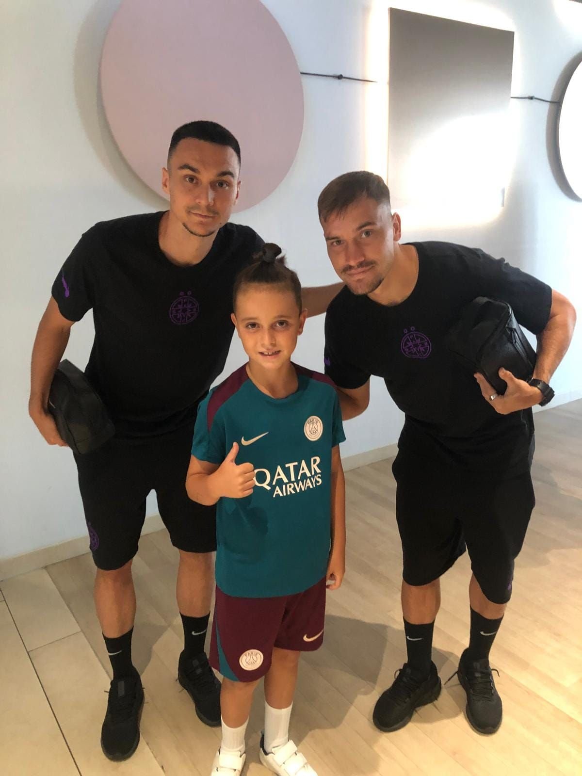 Cine este copilul român din Linz care a intrat pe teren de mână cu Darius Olaru înainte de LASK - FCSB. ”Hai, puștiule, că vii cu mine!”_2