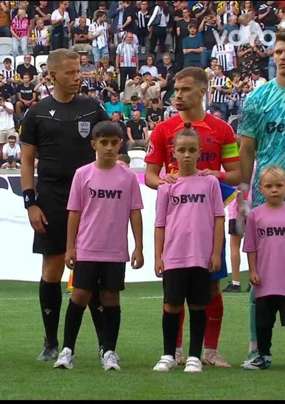 Cine este copilul român din Linz care a intrat pe teren de mână cu Darius Olaru înainte de LASK - FCSB. ”Hai, puștiule, că vii cu mine!”_4