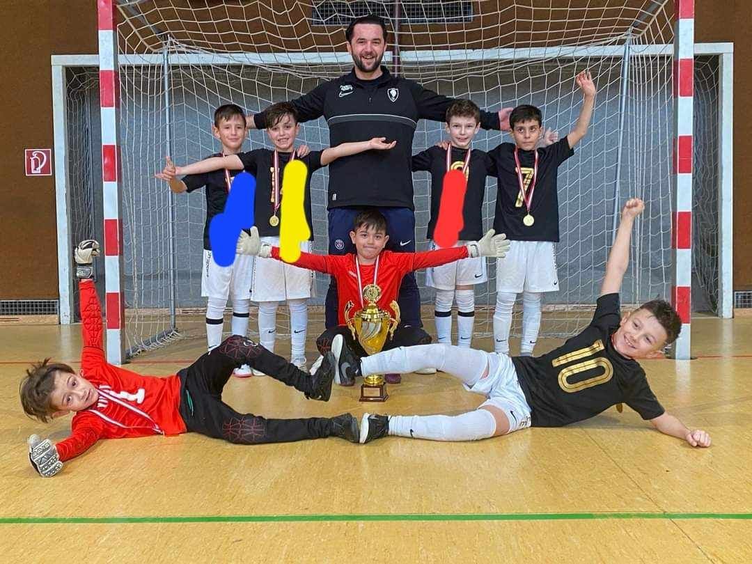 Cine este copilul român din Linz care a intrat pe teren de mână cu Darius Olaru înainte de LASK - FCSB. ”Hai, puștiule, că vii cu mine!”_7