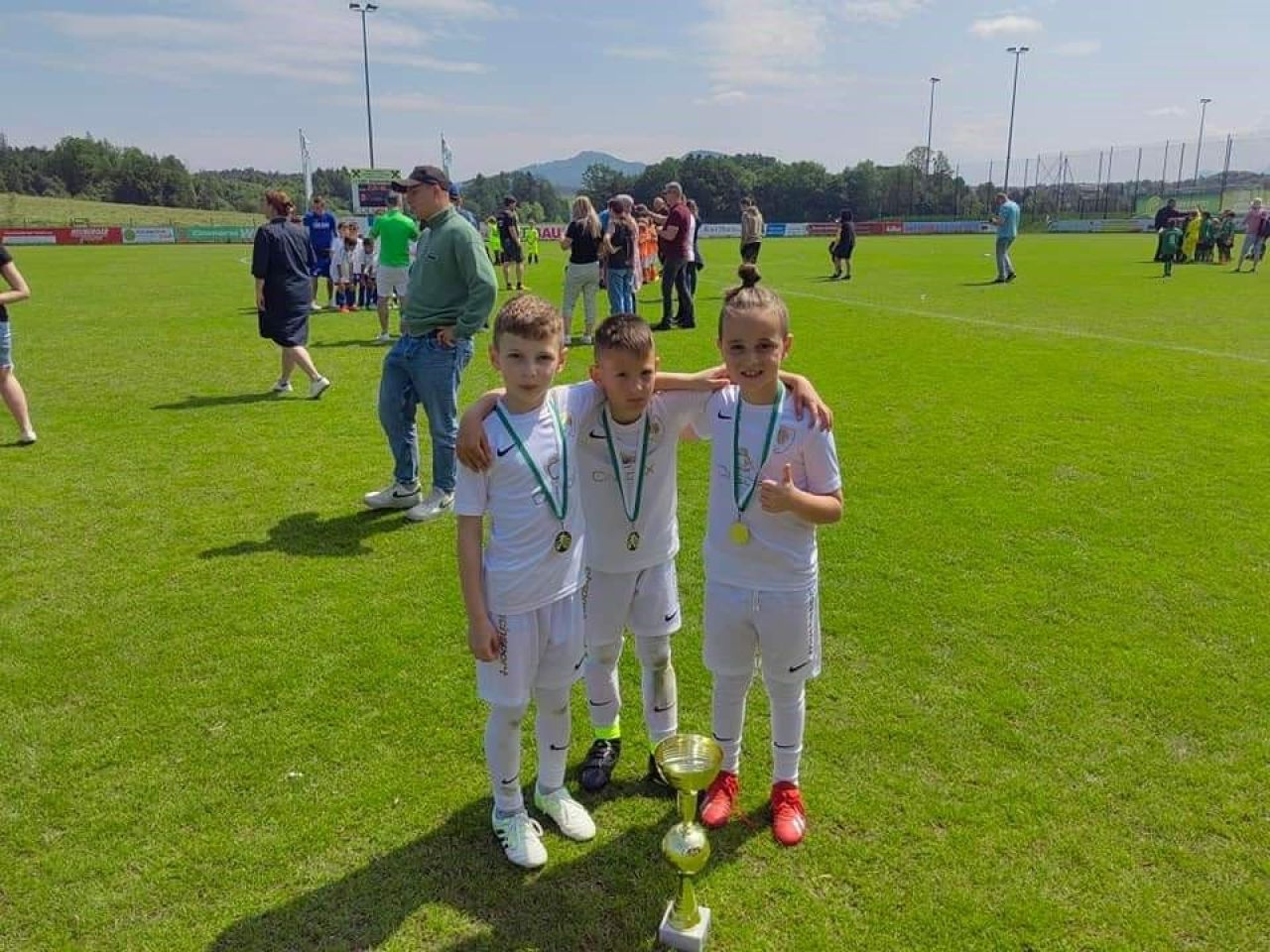 Cine este copilul român din Linz care a intrat pe teren de mână cu Darius Olaru înainte de LASK - FCSB. ”Hai, puștiule, că vii cu mine!”_9
