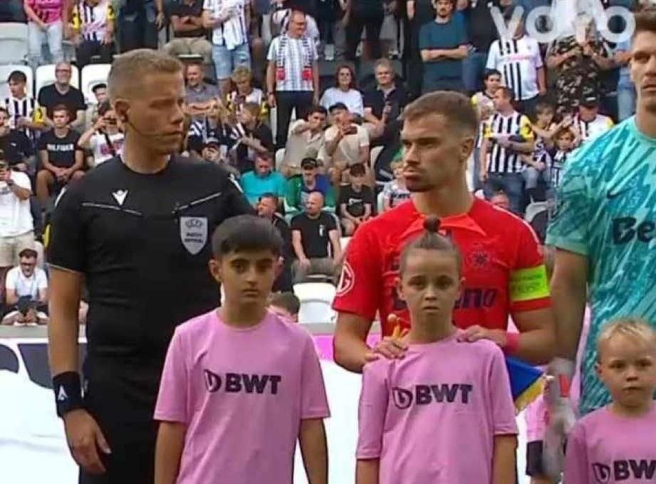 Cine este copilul român din Linz care a intrat pe teren de mână cu Darius Olaru înainte de LASK - FCSB. ”Hai, puștiule, că vii cu mine!”_1