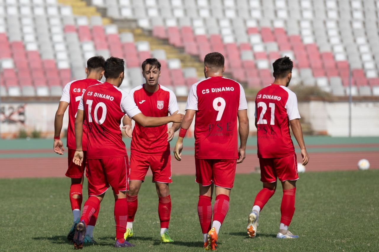 Încă se joacă fotbal pe stadionul din Ștefan cel Mare! Cât s-a încheiat CS Dinamo - CS Tunari, echipe antrenate de Florin Bratu și Dan Alexa_6