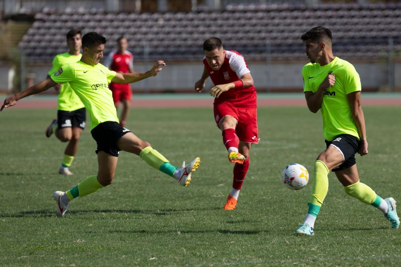 Încă se joacă fotbal pe stadionul din Ștefan cel Mare! Cât s-a încheiat CS Dinamo - CS Tunari, echipe antrenate de Florin Bratu și Dan Alexa_7