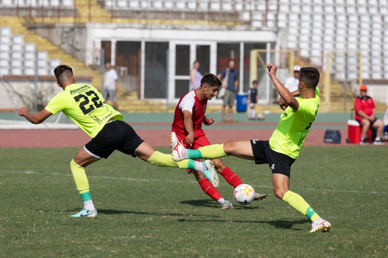 Încă se joacă fotbal pe stadionul din Ștefan cel Mare! Cât s-a încheiat CS Dinamo - CS Tunari, echipe antrenate de Florin Bratu și Dan Alexa_2