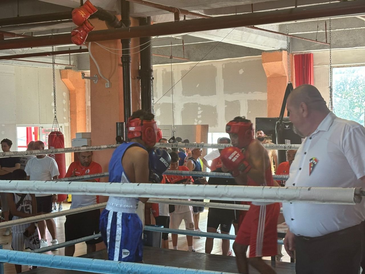 Băieții cu pumni de fier. Cadrele care arată cât de iubit e boxul: Doroftei și alți mari campioni i-au încurajat la 
