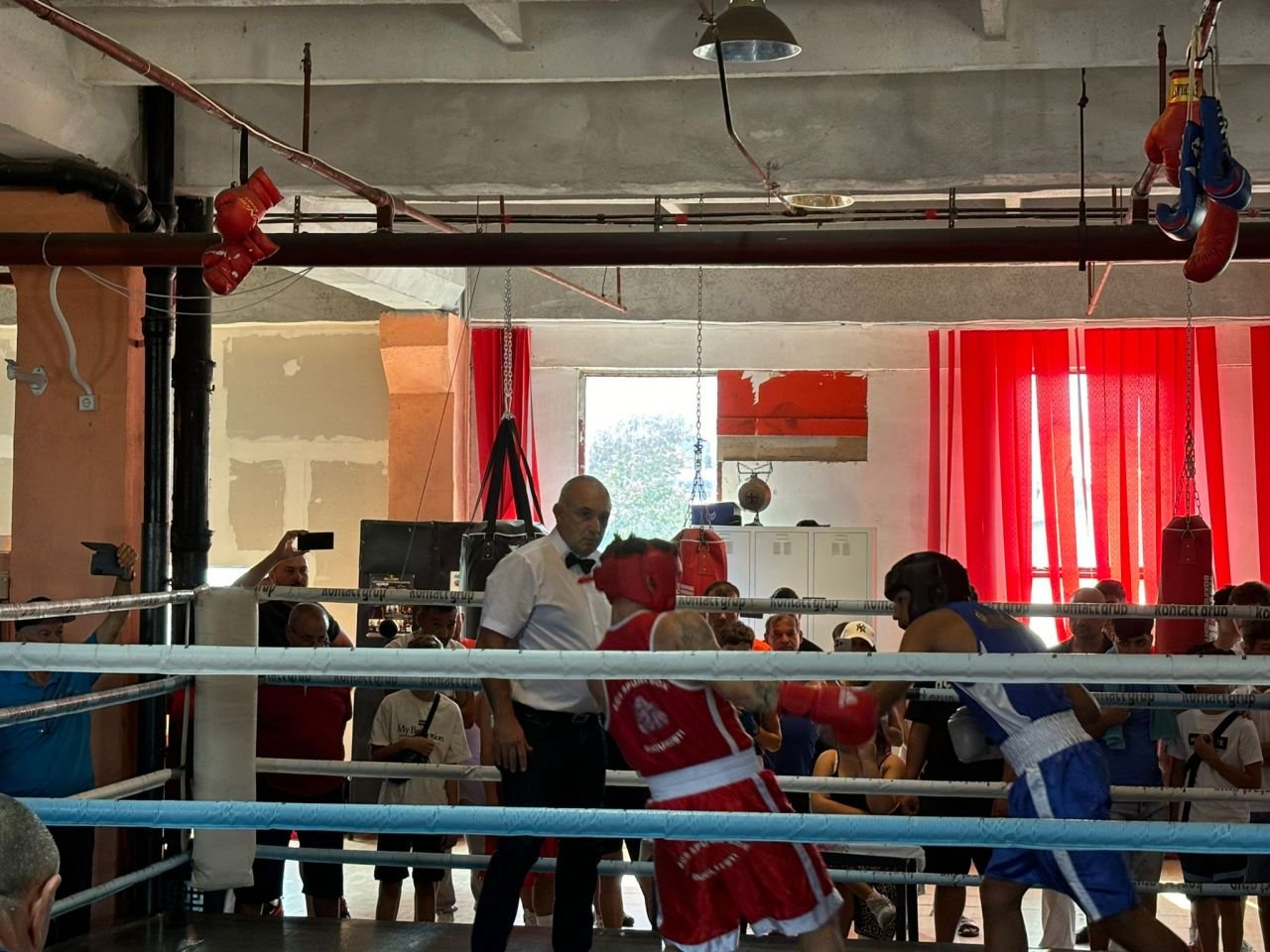 Băieții cu pumni de fier. Cadrele care arată cât de iubit e boxul: Doroftei și alți mari campioni i-au încurajat la 