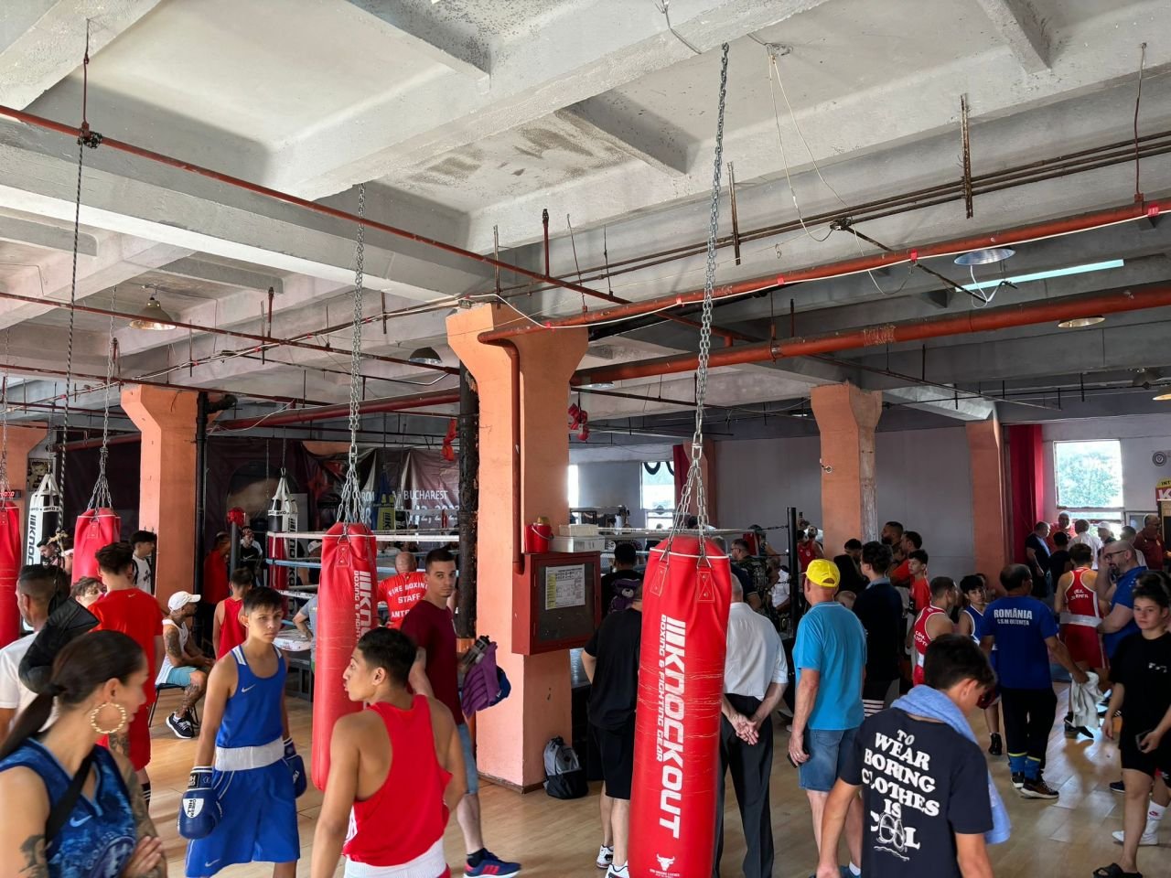 Băieții cu pumni de fier. Cadrele care arată cât de iubit e boxul: Doroftei și alți mari campioni i-au încurajat la 