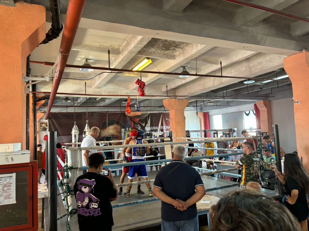 Băieții cu pumni de fier. Cadrele care arată cât de iubit e boxul: Doroftei și alți mari campioni i-au încurajat la 