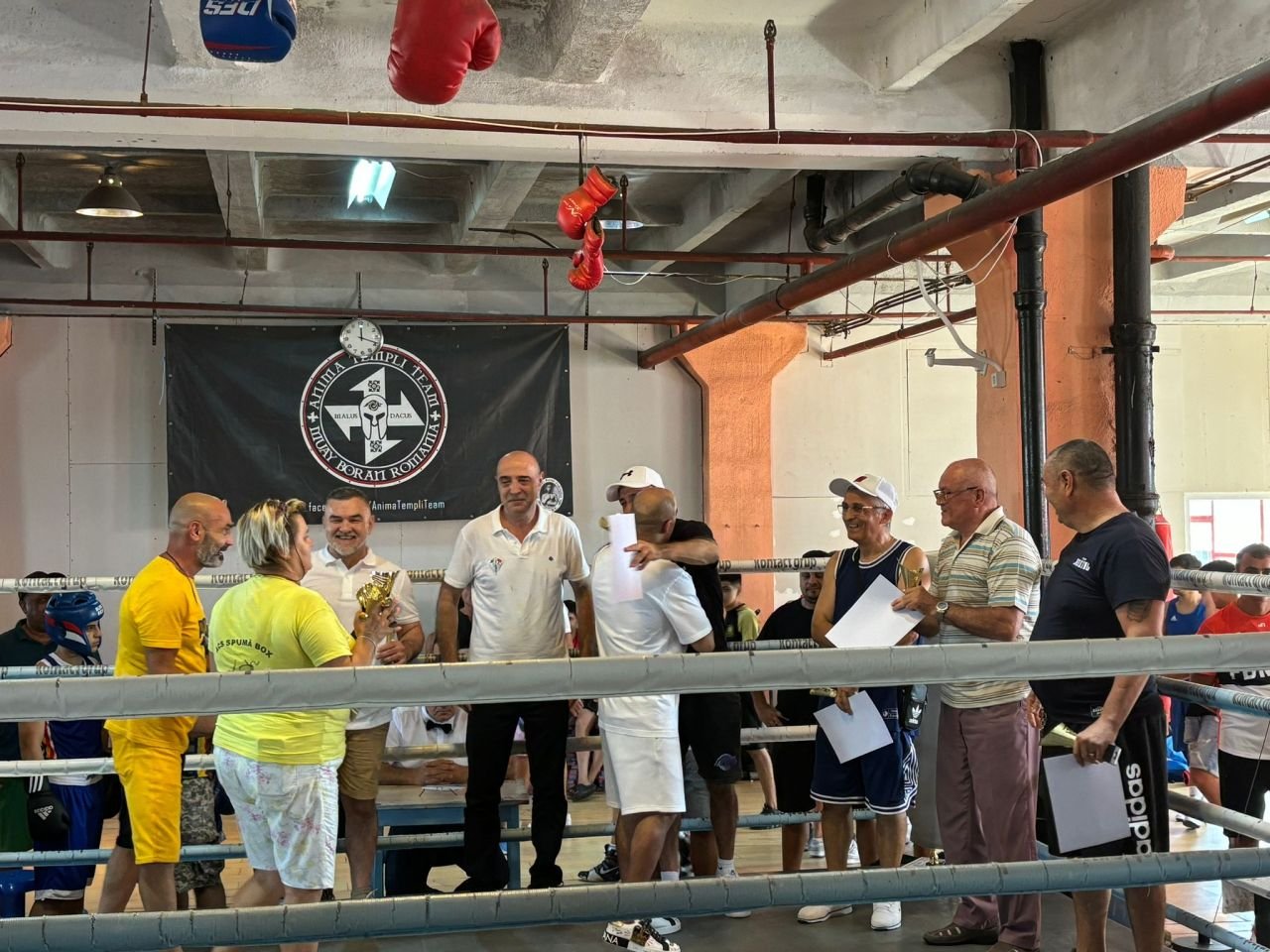 Băieții cu pumni de fier. Cadrele care arată cât de iubit e boxul: Doroftei și alți mari campioni i-au încurajat la 