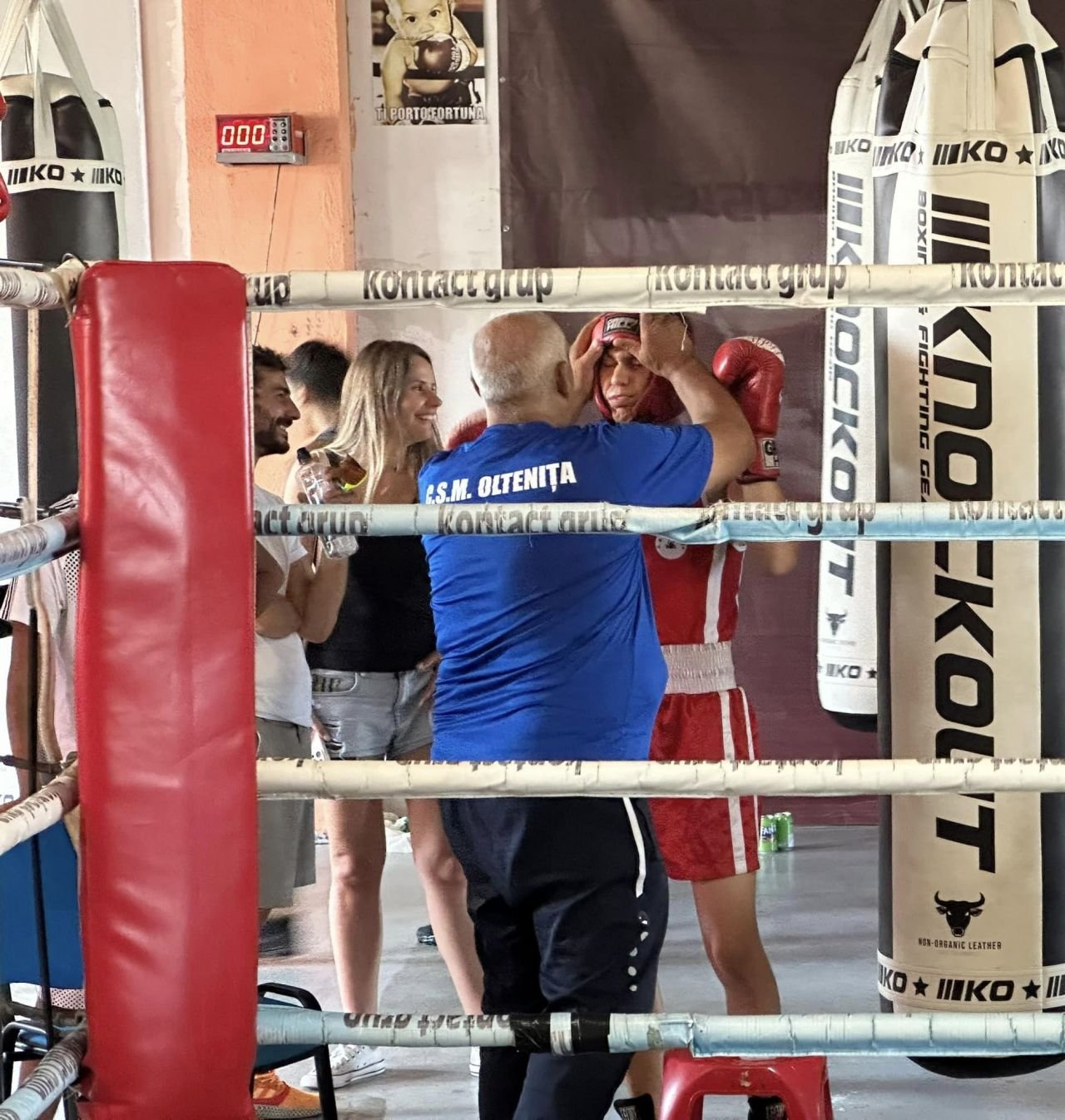 Băieții cu pumni de fier. Cadrele care arată cât de iubit e boxul: Doroftei și alți mari campioni i-au încurajat la 