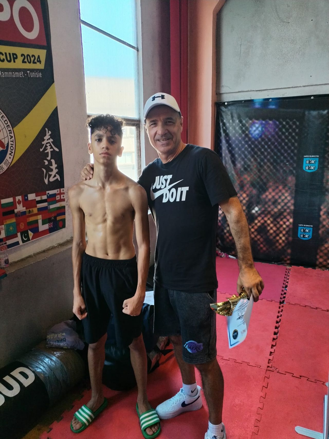 Băieții cu pumni de fier. Cadrele care arată cât de iubit e boxul: Doroftei și alți mari campioni i-au încurajat la